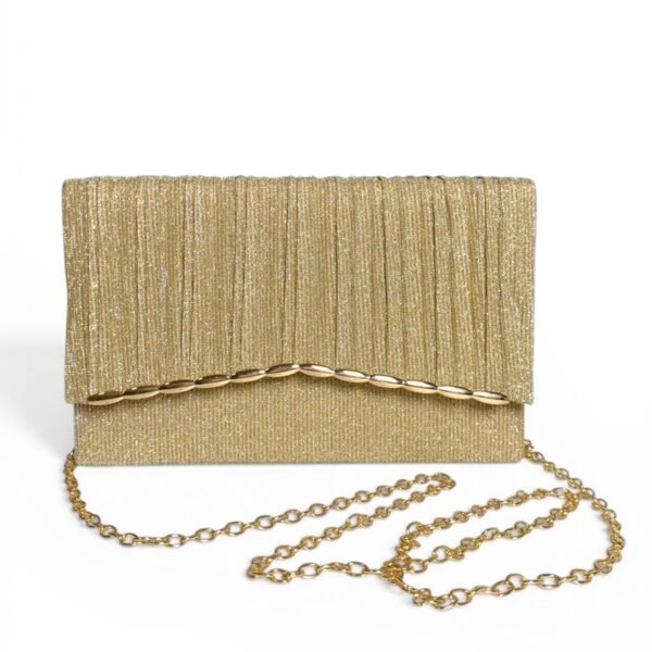 Cartera brillante color dorado con detalle trenzado