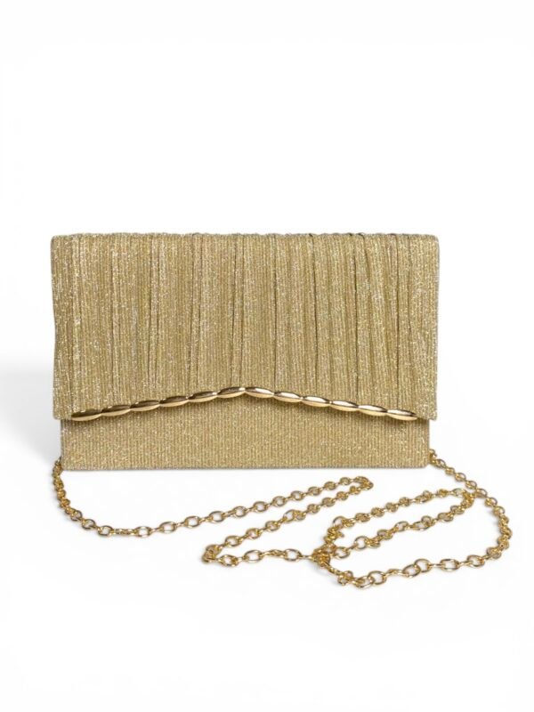 Cartera brillante color dorado con detalle trenzado