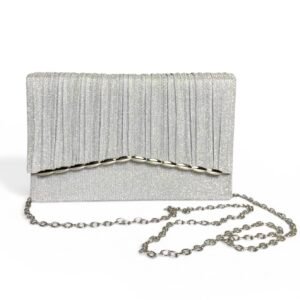 Cartera brillante color plateado con detalle trenzado