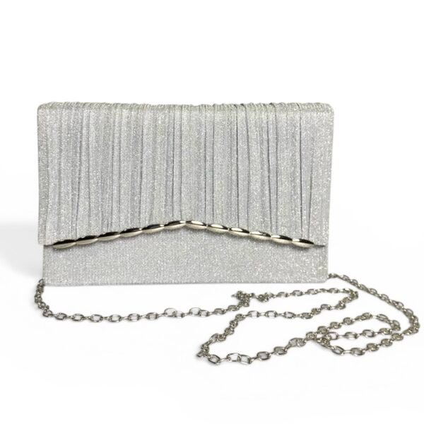 Cartera brillante color plateado con detalle trenzado