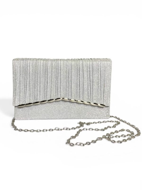 Cartera brillante color plateado con detalle trenzado