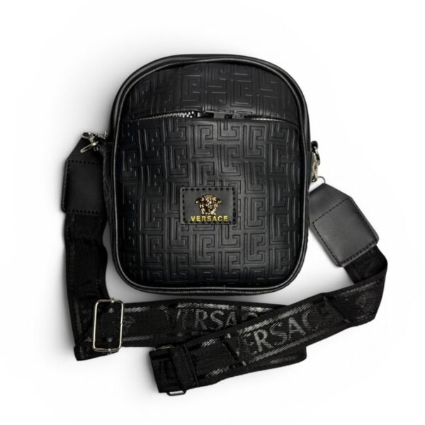 Carriel pequeño con correa diseño alto relieve logo dorado
