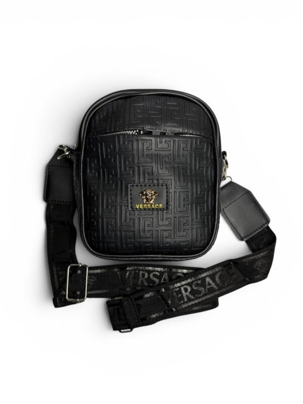 Carriel pequeño con correa diseño alto relieve logo dorado