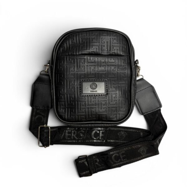 Carriel pequeño con correa diseño alto relieve logo negro