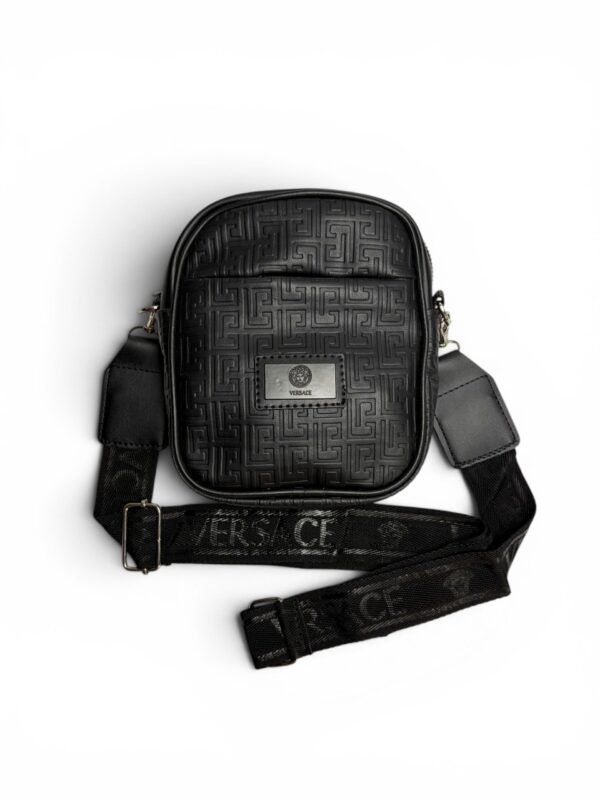 Carriel pequeño con correa diseño alto relieve logo negro