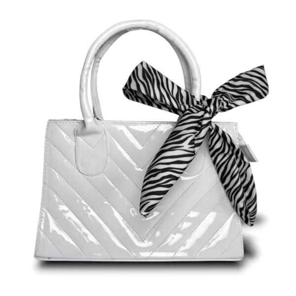 Bolso mediano charol con correa blanco