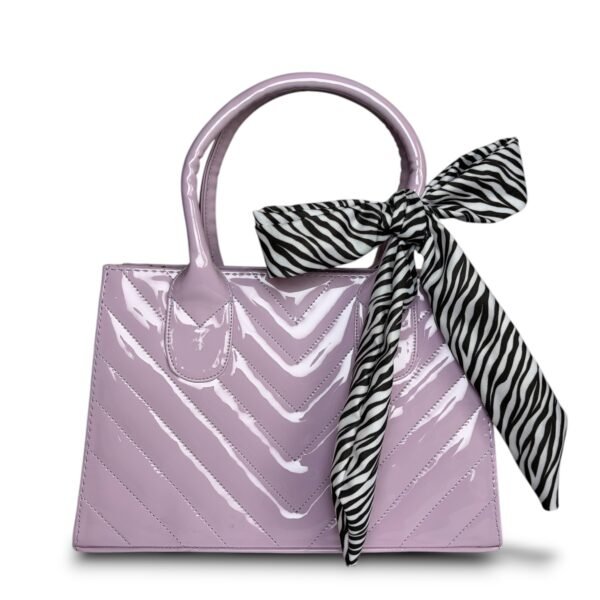 Bolso mediano charol con correa lila