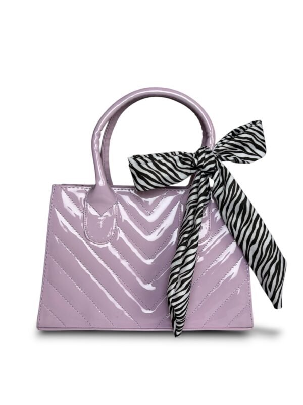 Bolso mediano charol con correa lila