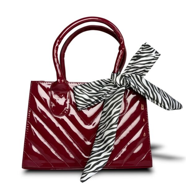 Bolso mediano charol con correa vinotinto