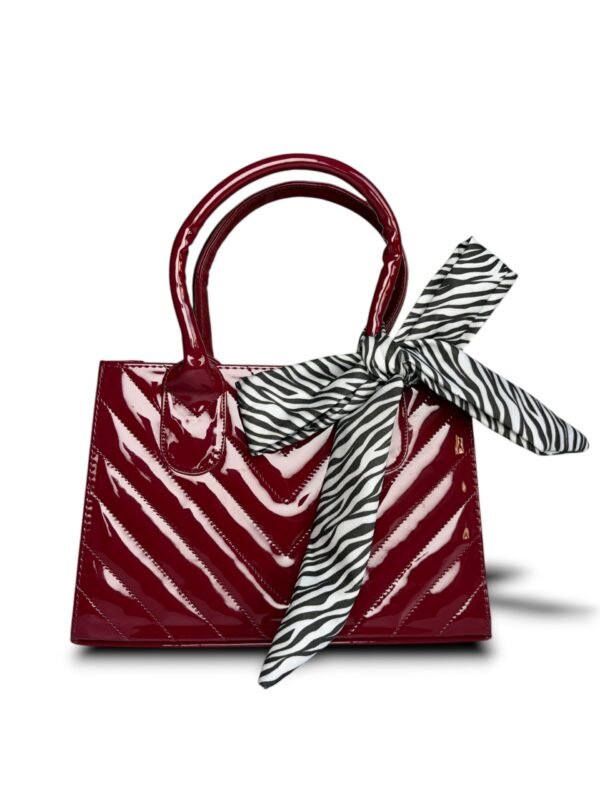 Bolso mediano charol con correa vinotinto