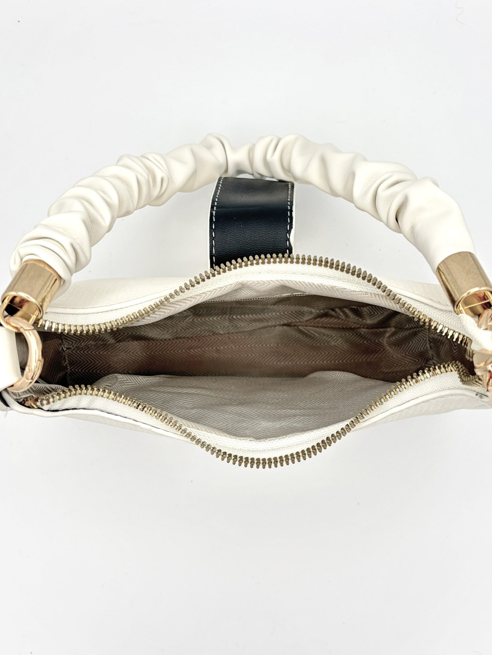 Bolso tipo scrunchie blanco hueso - Imagen 5