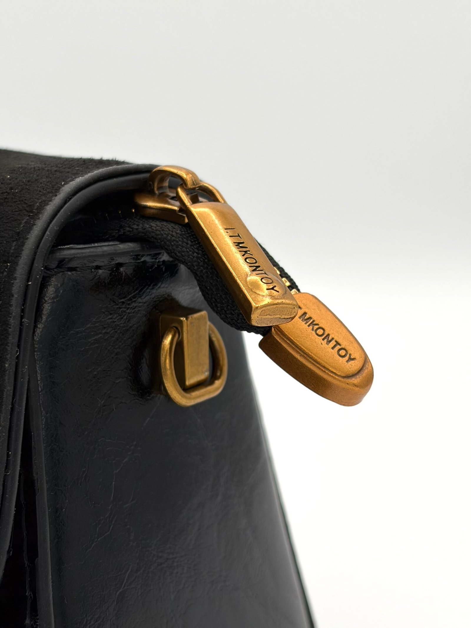 Bolso manos libres satchel negro - Imagen 6