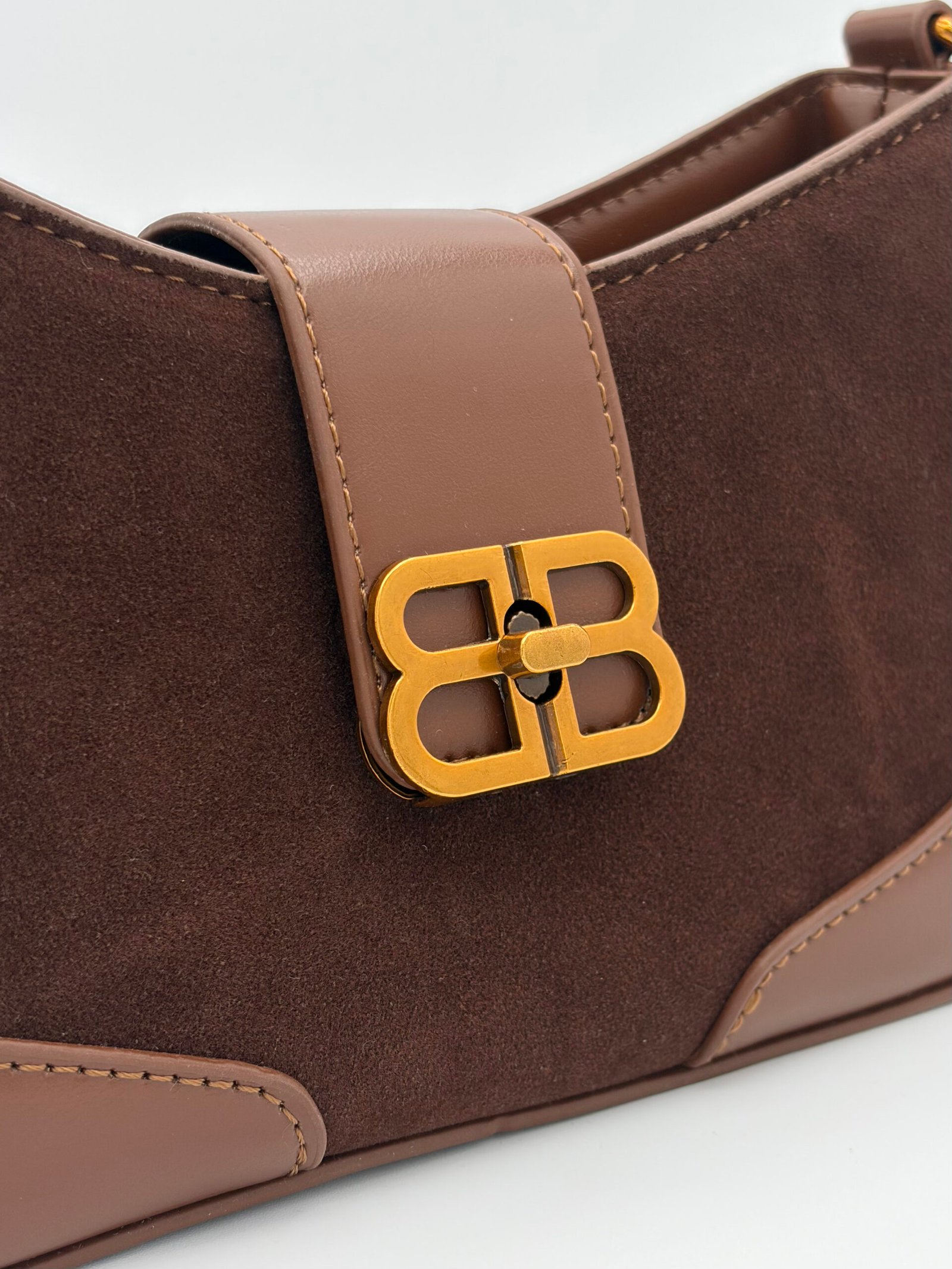 Bolso manos libres tipo gamuza café - Imagen 4