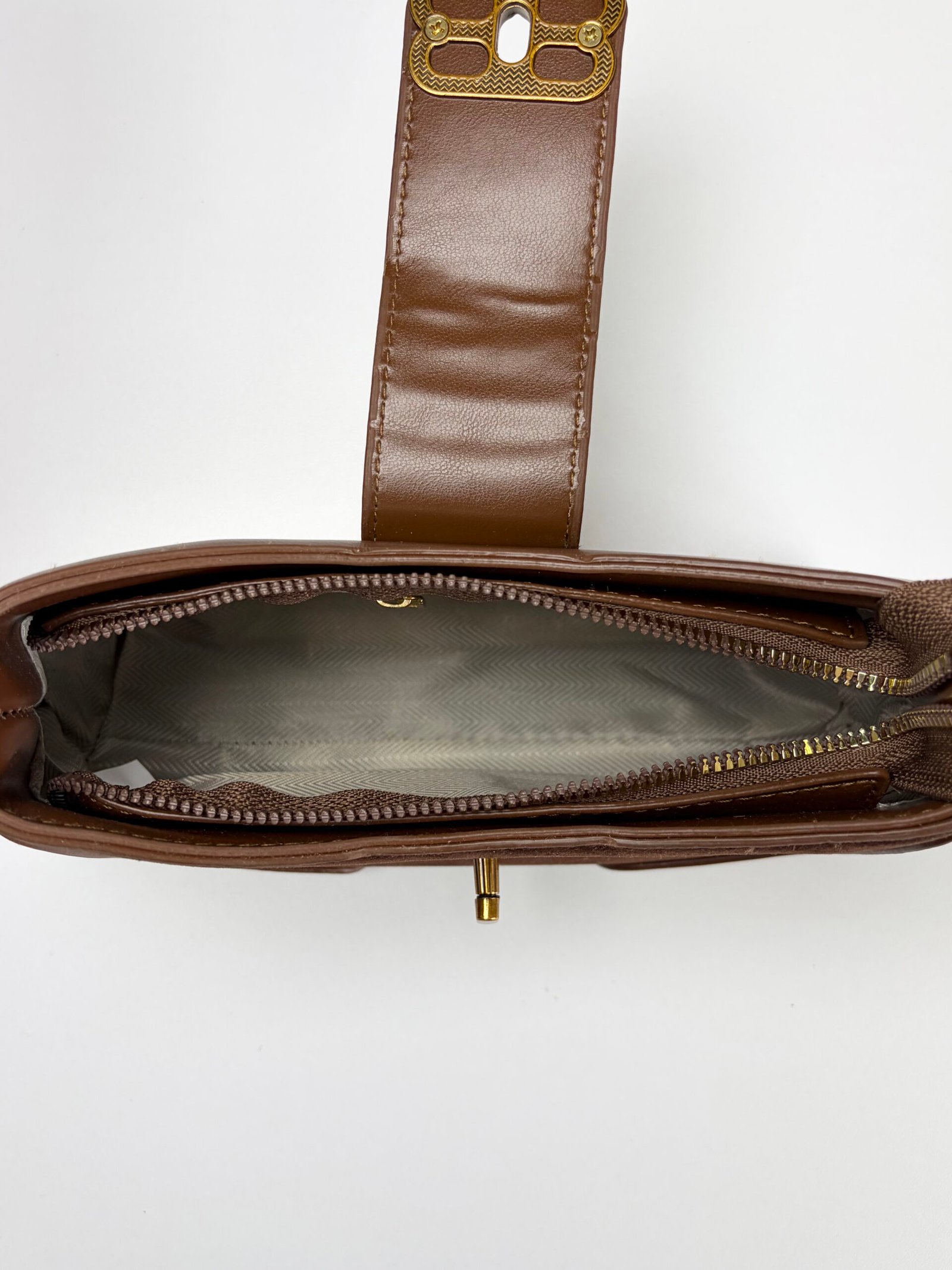 Bolso manos libres tipo gamuza café - Imagen 5