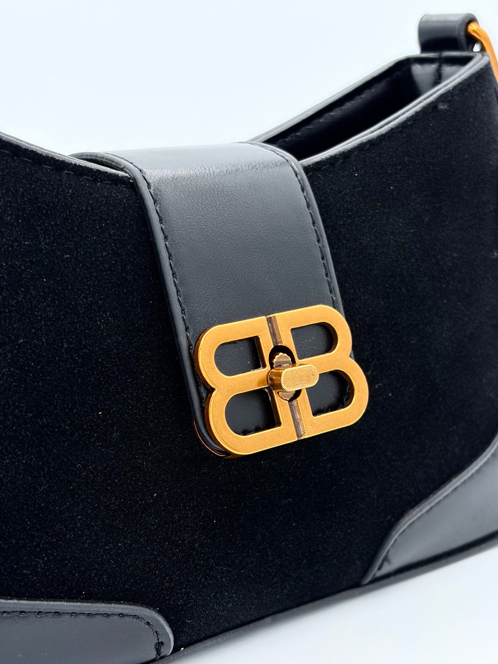Bolso manos libres tipo gamuza negro - Imagen 4