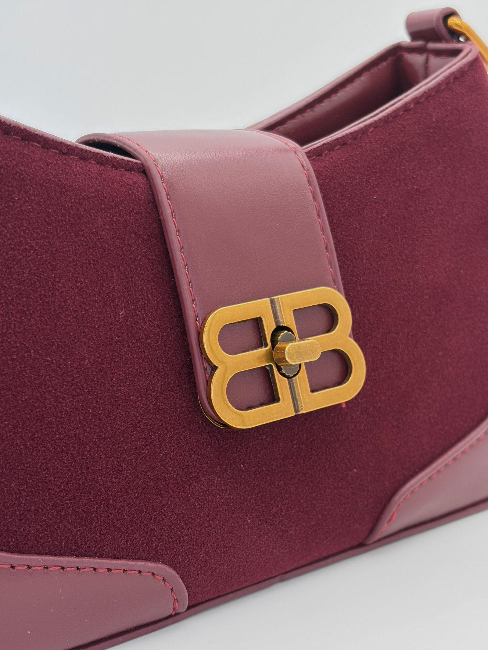Bolso manos libres tipo gamuza vinotinto - Imagen 4
