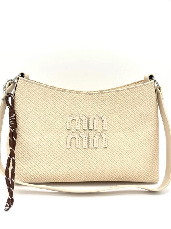 Bolso mediano textura tipo tejido beige