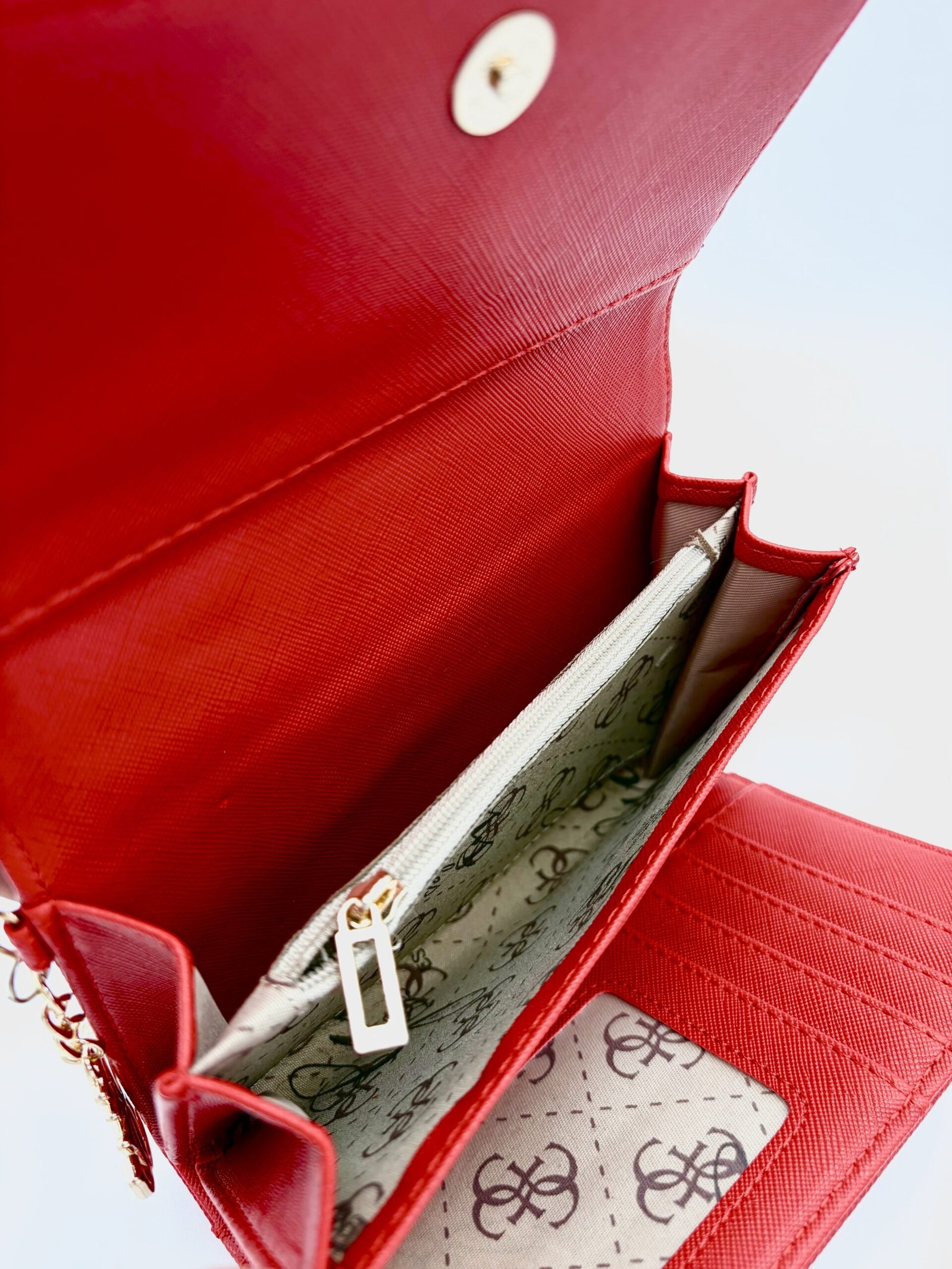 Billetera Guess roja con dorado - Imagen 6