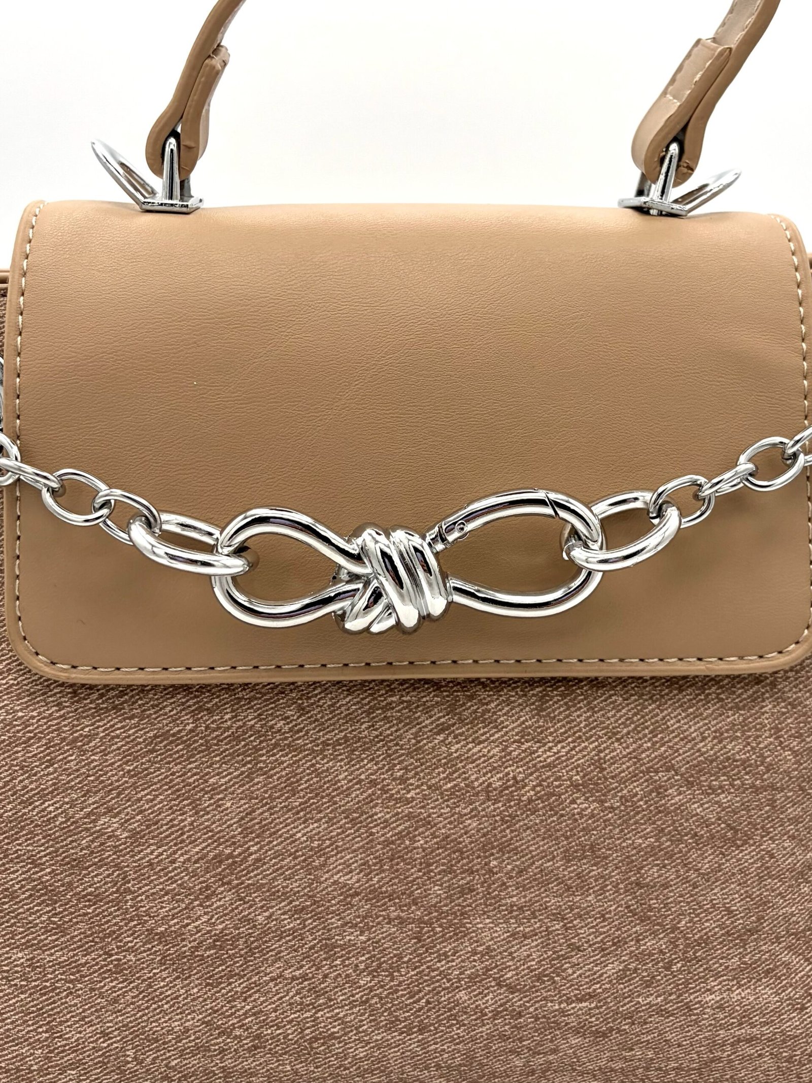 Bolso pequeño con cadena de moño beige - Imagen 4