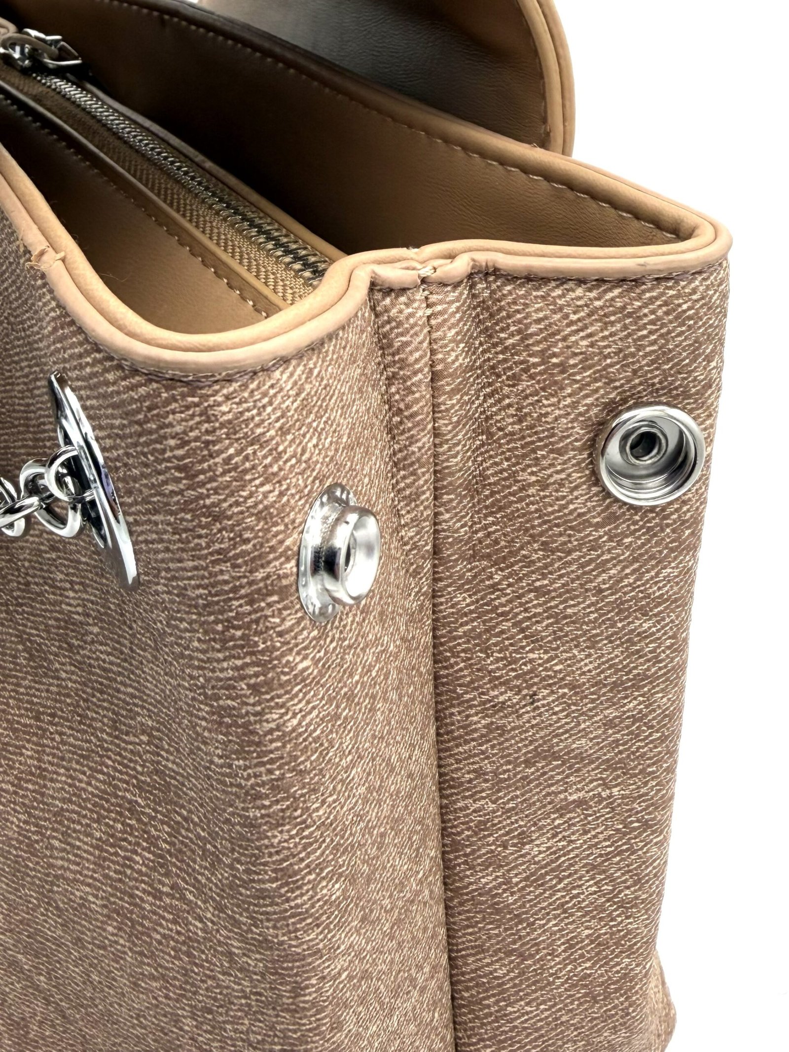 Bolso pequeño con cadena de moño beige - Imagen 5