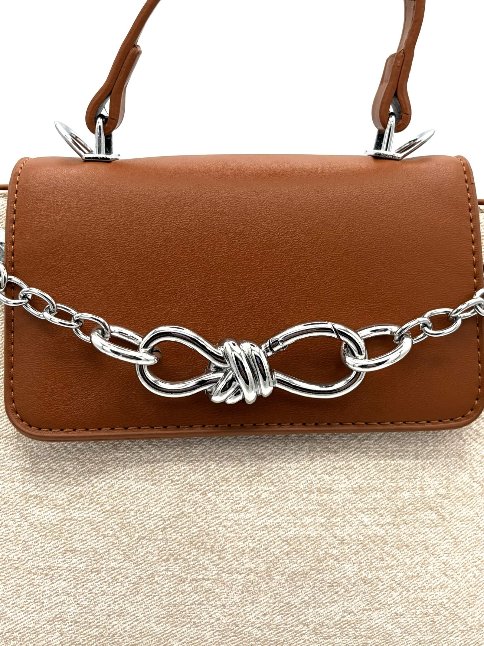 Bolso pequeño con cadena de moño beige con camel - Imagen 5
