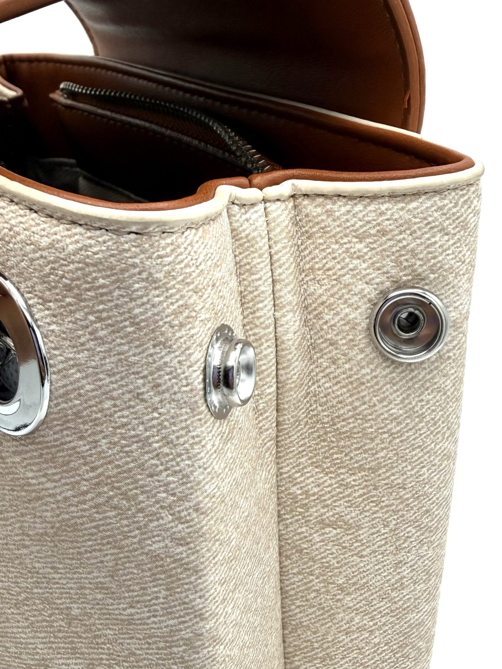 Bolso pequeño con cadena de moño beige con camel - Imagen 6