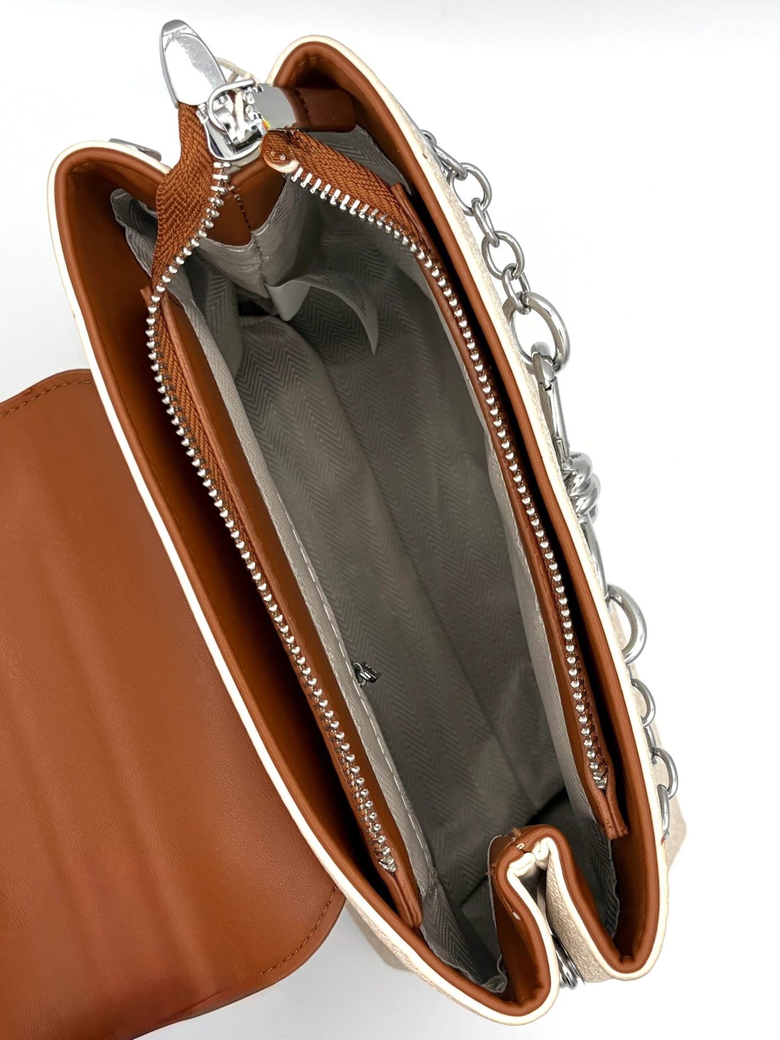 Bolso pequeño con cadena de moño beige con camel - Imagen 7