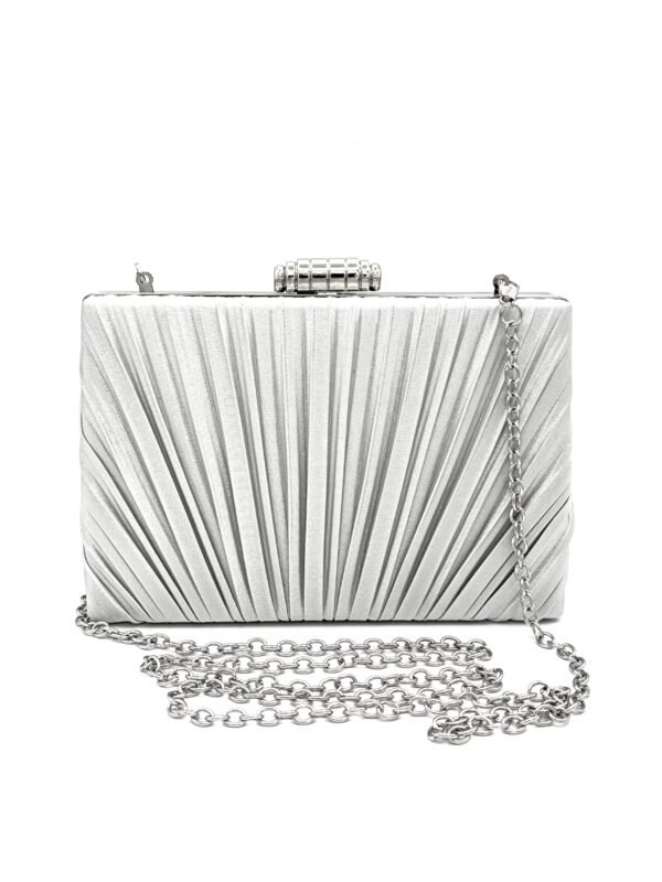 Cartera brillante de tela satinada plateada