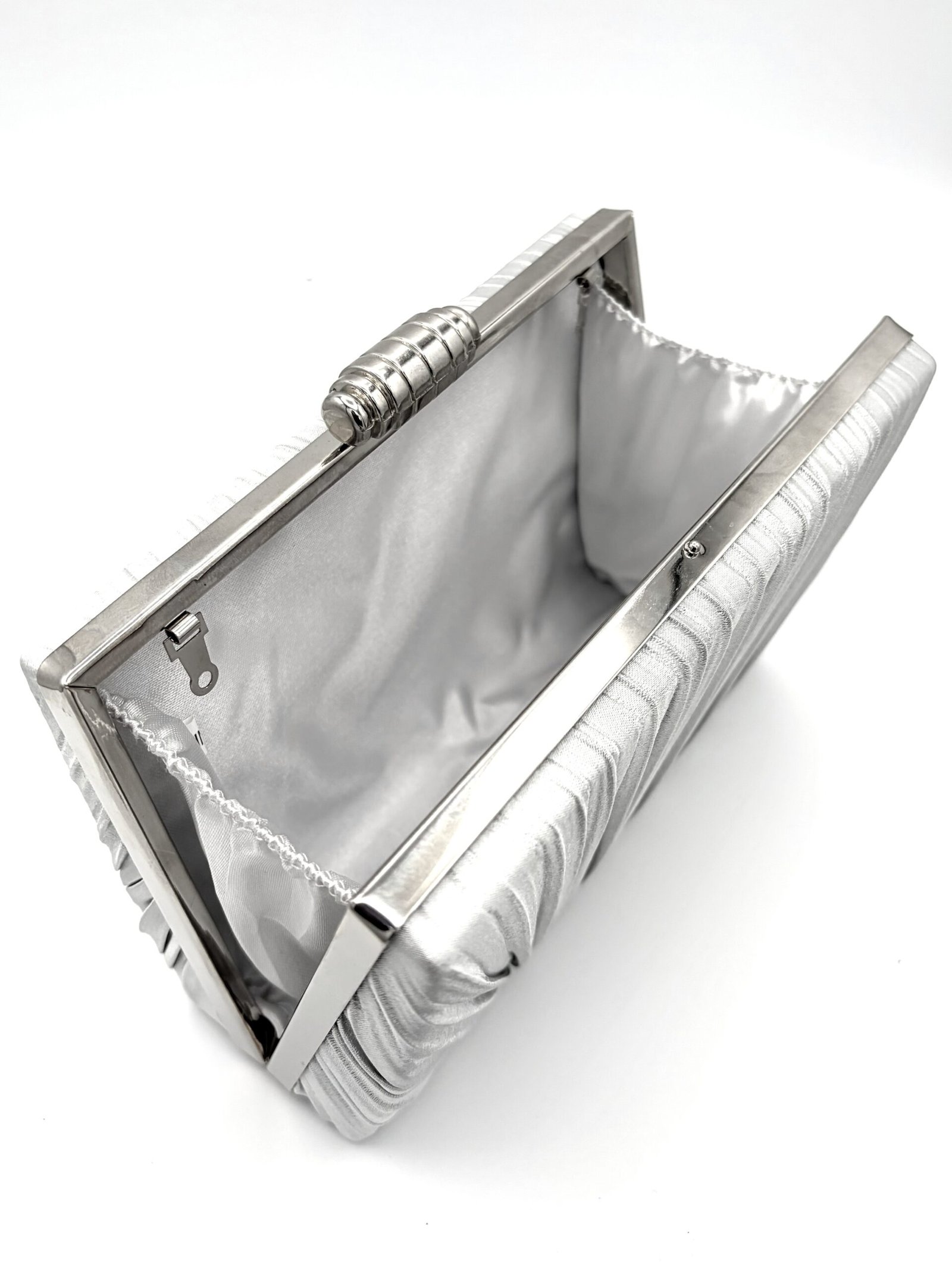 Cartera brillante de tela satinada plateada - Imagen 4